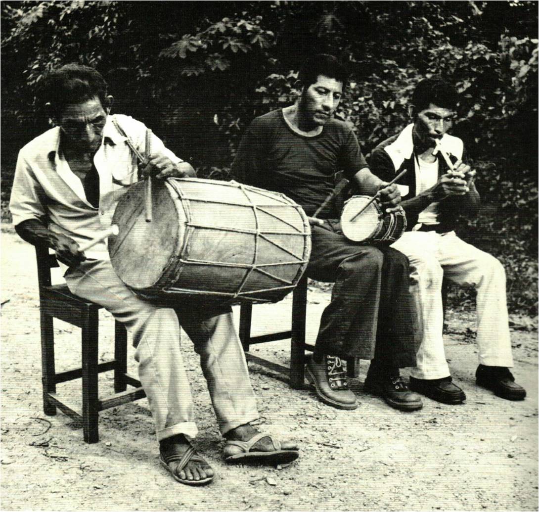  “Danza baile viejo: Cecilio Rodríguez Cruz, Cresencio Arias Sánchez, Román Rodríguez Cruz” de Nacho López en Los chontales de Tabasco, Gobierno de Tabasco, México, 1982